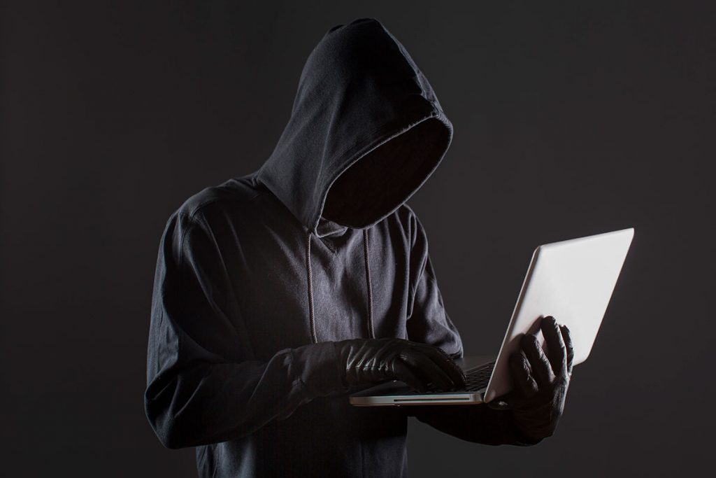 Black Hat Hacker: Maling Cyberspace yang Nyebelin